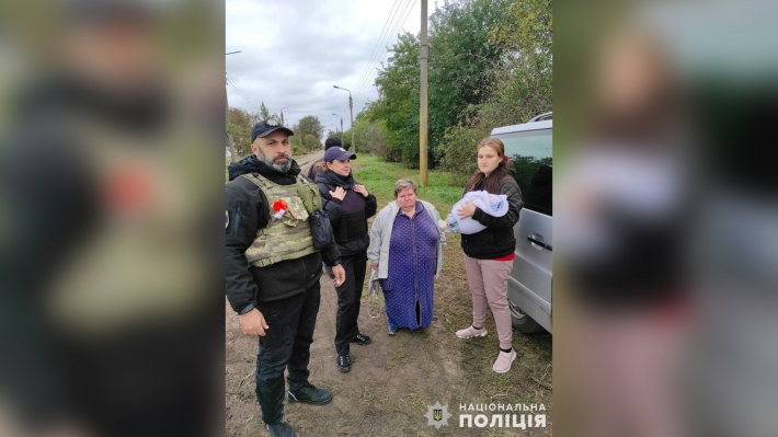 В Запорожской области полицейские вывезли из-под обстрелов семью с двухнедельным младенцем