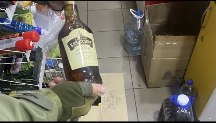 В оккупированном Мелитополе рашисты кошмарят предпринимателей и массово конфисковывают алкоголь (фото)
