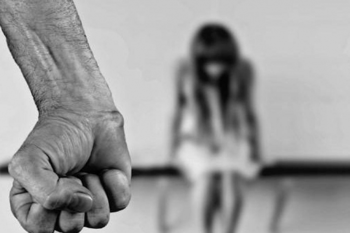 В Запорожье будут судить мужчину за сексуальное извращение по отношению к несовершеннолетней дочери