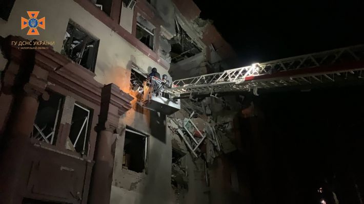 Два человека погибли, три пропали без вести: подробности ракетного удара по многоэтажке в Запорожье (фото, видео)