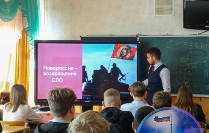 Учителя не справляются - в школы Мелитополя командировали пропагандистов из Москвы (фото)