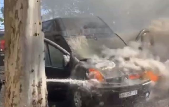 У центрі Мелітополя на ходу спалахнув автомобіль (відео)