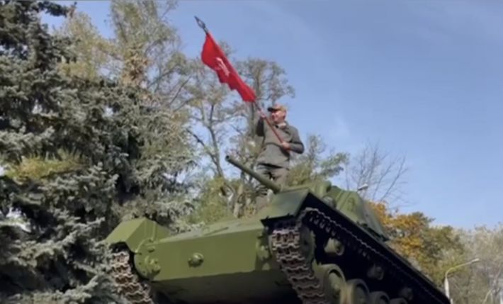 В Мелитополе оккупанты устроили шабаш с танком, стелой и гербом россии (видео)