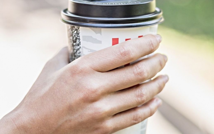 Почему нельзя пить кофе и чай из бумажных стаканчиков: скрытая опасность