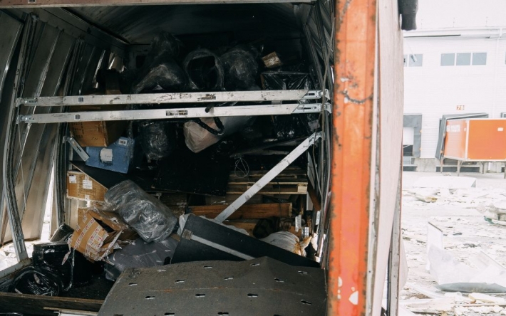 "Новая почта" показала фото грузовиков из разрушенного терминала в Харькове с якобы спрятанными БМП