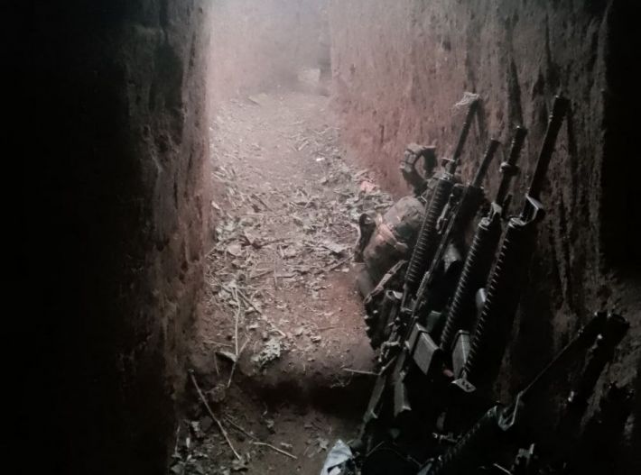 Ідуть на крайні заходи: під Токмаком Запорізької області окупанти спорудили розгалужену мережу тунелів (фото)