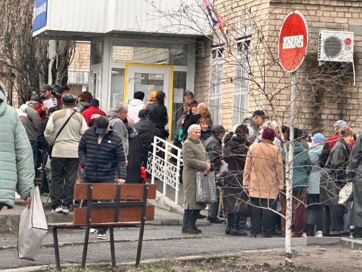 Арендуем квартиры по соседству и занимаем очередь в два часа ночи: в оккупированном Мелитополе продолжают издеваться над пенсионерами