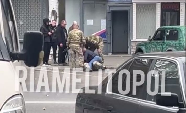 На центральном проспекте в Мелитополе повязали буйного рашистского вояку (видео)