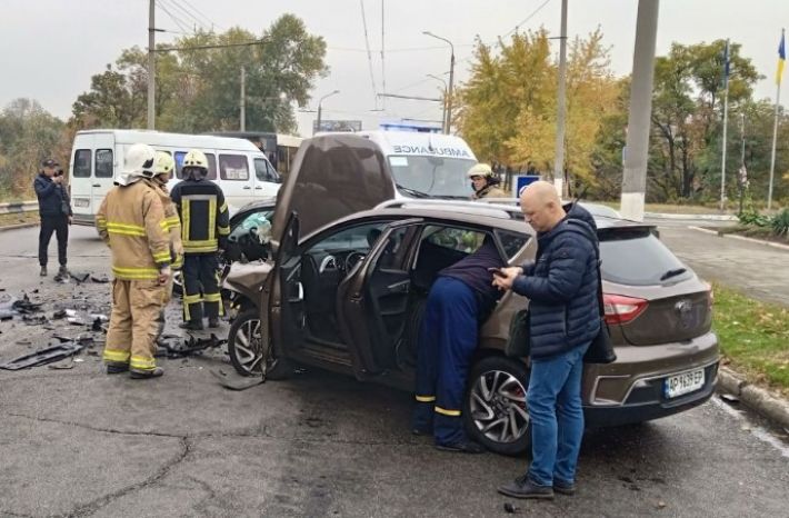 В Запорожье произошло серьезное ДТП - человека зажало в машине (фото)