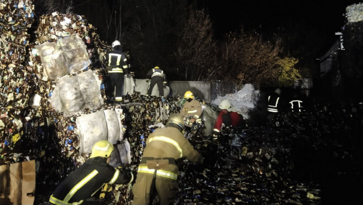 У Запоріжжі сталася масштабна пожежа: загорілися фасовані брикети пластикових пляшок (фото)