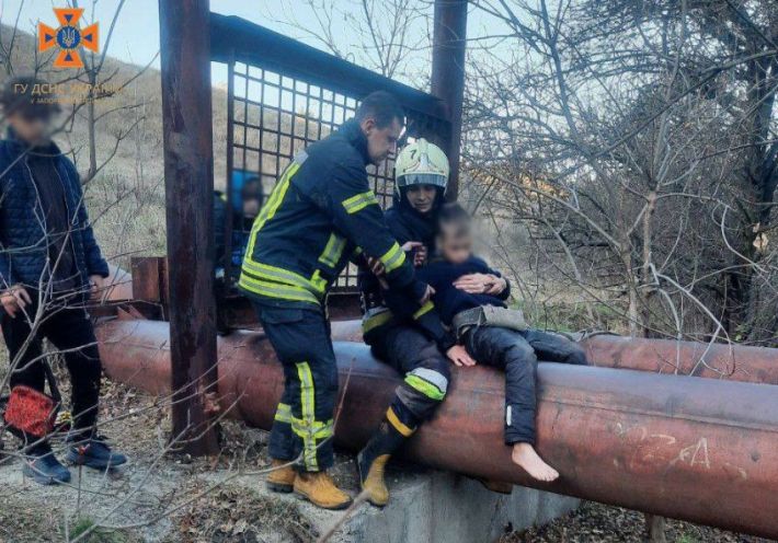 В Запорожье спасатели сняли ребенка с трубы (фото)