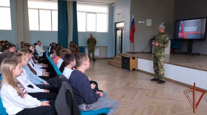 В школах Мелитополя сотрудники ФСБ проверяют, кто из детей не вступил в  зомби-организации рф – Иван Федоров (видео)