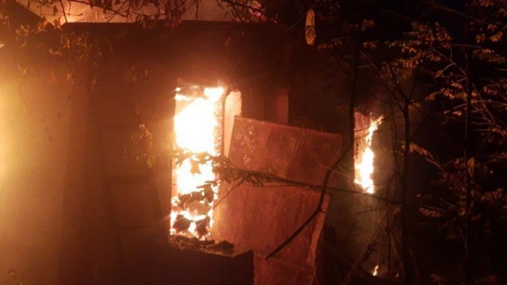 В Орехове Запорожской области в результате российских обстрелов горели два дома