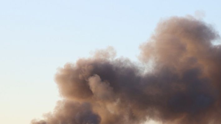В оккупированном Мелитополе сегодня слышны громкие взрывы, над Бердянском - странный черный туман (фото)