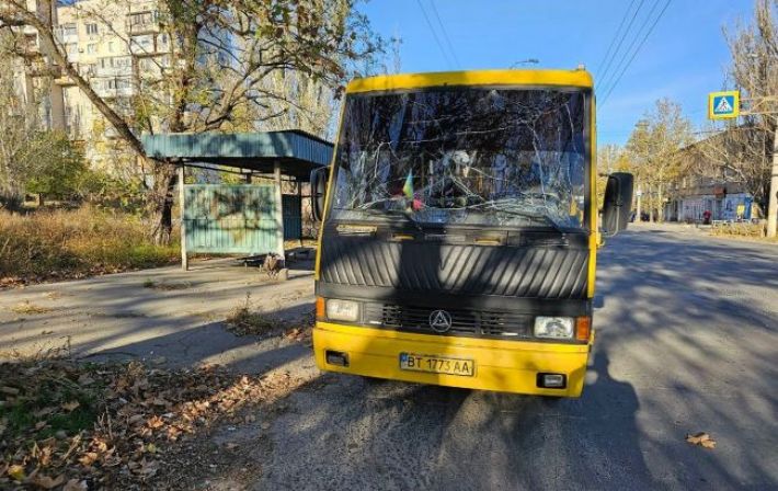 Россияне ударили по автобусу в Херсоне: семь пострадавших