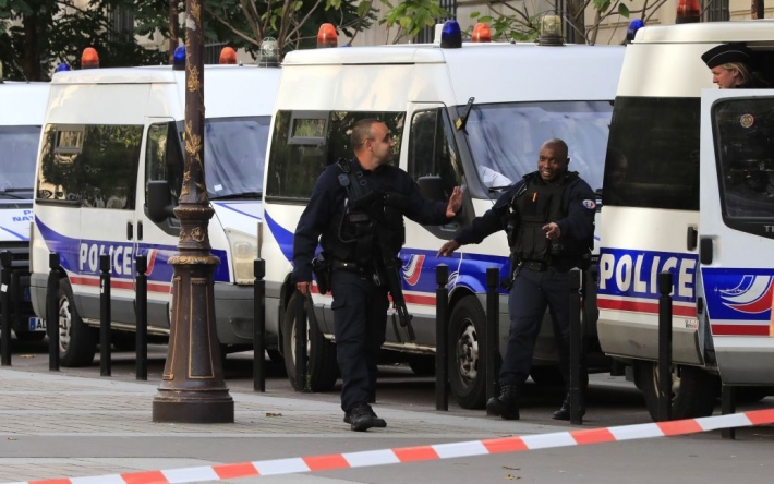 В Париже женщина угрожала взорвать себя: полиция открыла огонь (видео)