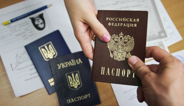 Нет системного ответа - гауляйтер из Мелитополя гонит за паспортами людей без документов (фото)