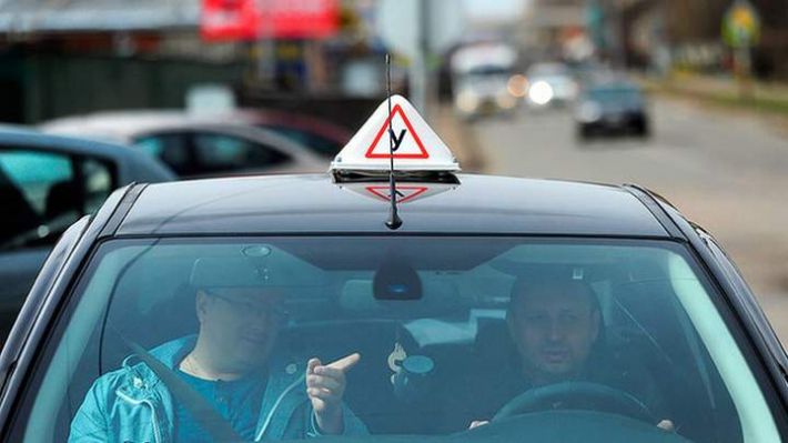 Оккупанты в Мелитополе "рубят" на экзаменах будущих водителей, но выдают права наркоманам