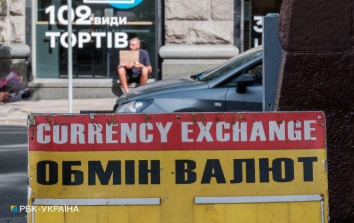 Украинцы увеличили покупку долларов в банках до максимума почти за десять лет
