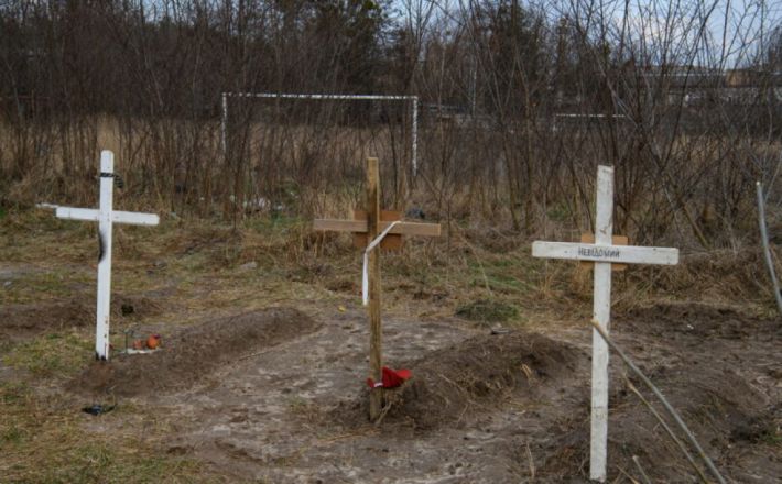 Жители Мелитопольщины ночью самостоятельно похоронили погибших защитников
