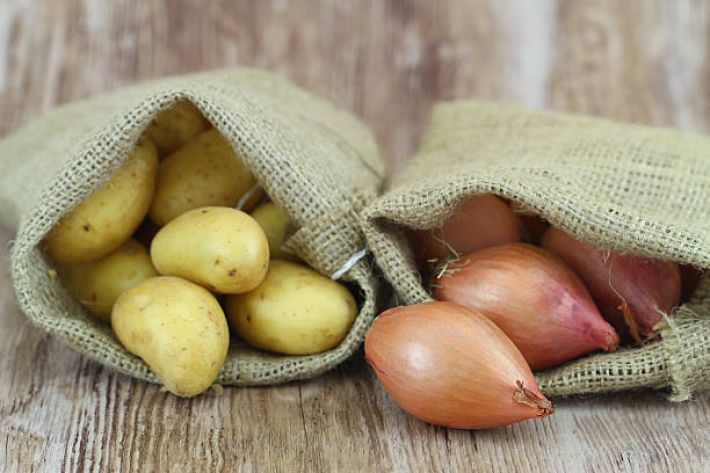 Есть серьезная причина: почему эксперты советуют никогда не хранить картофель и лук вместе