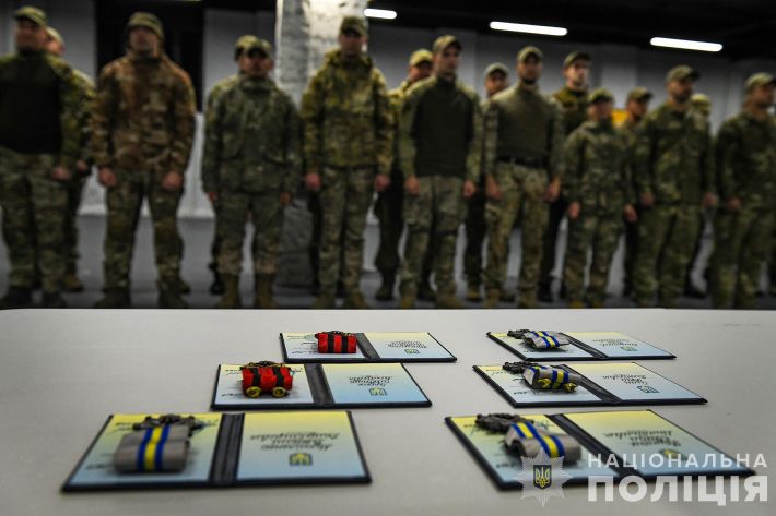 В Запорожье Минобороны Украины наградило полицейских-спецназначенцев (фото)