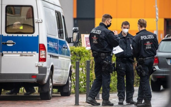 Аэропорт Гамбурга закрыли из-за вооруженного мужчины. У него в заложниках дети