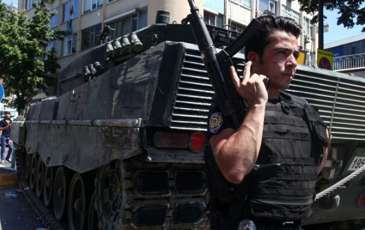 В Турции протестующие атаковали базу США, полиция применила водометы