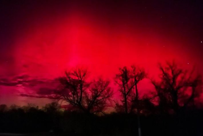 Небо стало криваво-червоним - жителі Мелітополя спостерігали північне сяйво (фото)