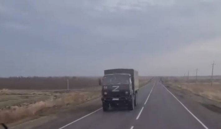 Через Мелитополь оккупанты массово везут на фронт военную технику (видео)
