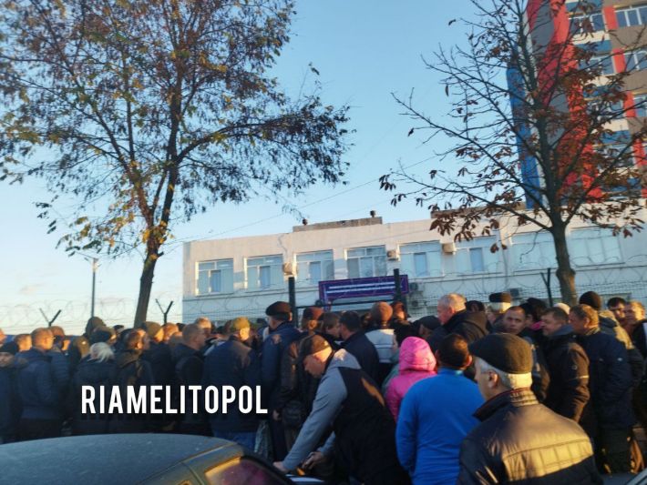 Пришли в четыре утра, были 248-е: оккупанты устроили очередной коллапс в Мелитополе под МРЭО (фото, видео)