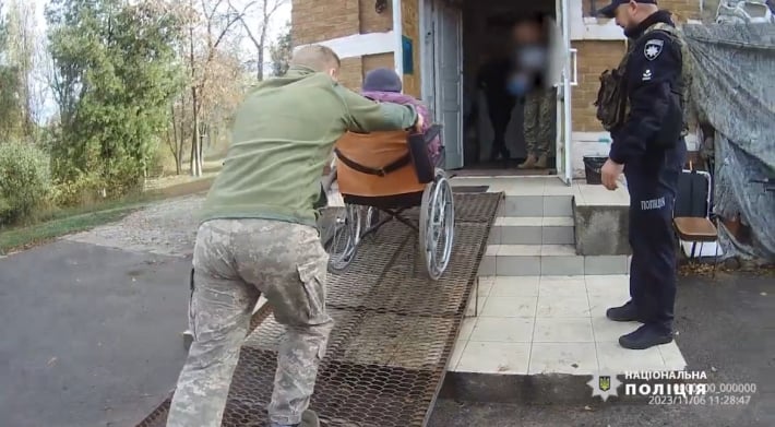 Ореховские полицейские эвакуировали в больницу женщину из села Широкое