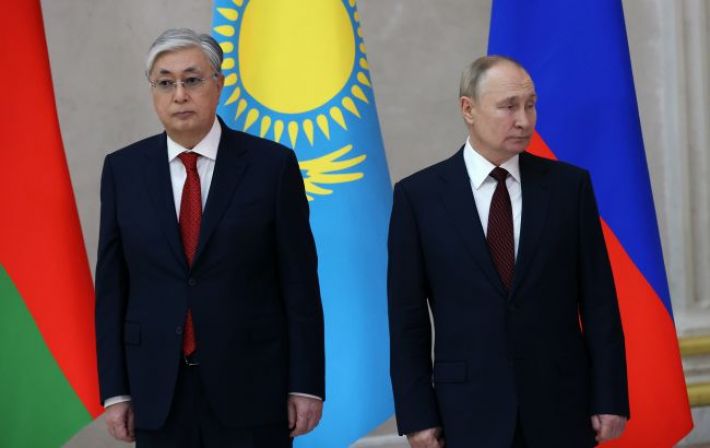 Пытается "восстановить дружбу": Путин прилетел в Казахстан