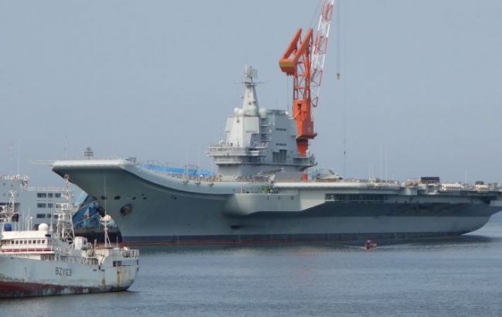 Китайский авианосец заметили в Тайванском проливе