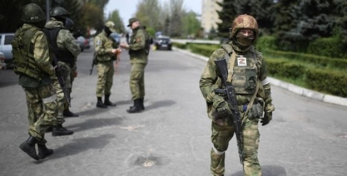 Российские вояки усилили проверки телефонов в оккупированном Мелитополе – что ищут