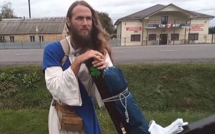 Человек с крестом на плече доходит до Киева: что известно о человеке в образе Иисуса (видео)