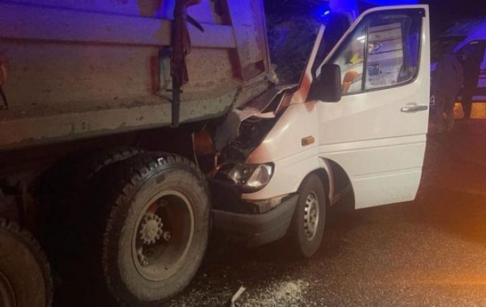 Под Киевом маршрутка врезалась в грузовик: есть пострадавшие