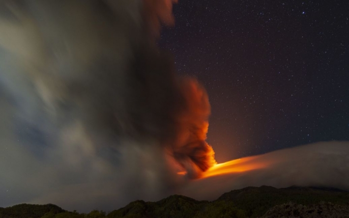 Вулкан Этна в Италии проснулся: самая высокая вершина Европы бьет лавой (фото, видео)