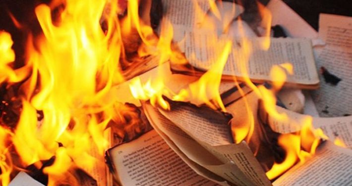 В Мелитопольском районе оккупанты массово сжигают книги на украинском языке