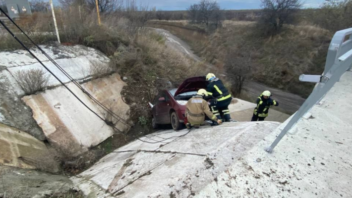 Съехал с моста в кювет - в Запорожье водитель не справился с рулем (фото)