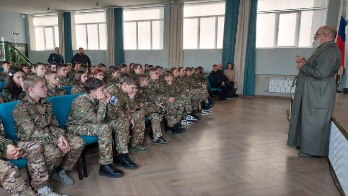 Оккупанты и кремлевские попы промывают мозги детям в школах Мелитополя (фото)