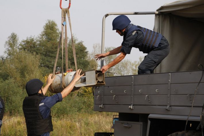 В Запорожском районе спасатели продолжают обезвреживать снаряды