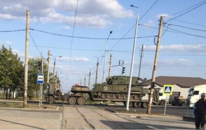 На Запорожское направление через Мариуполь оккупанты перебрасывают военную технику (фото)