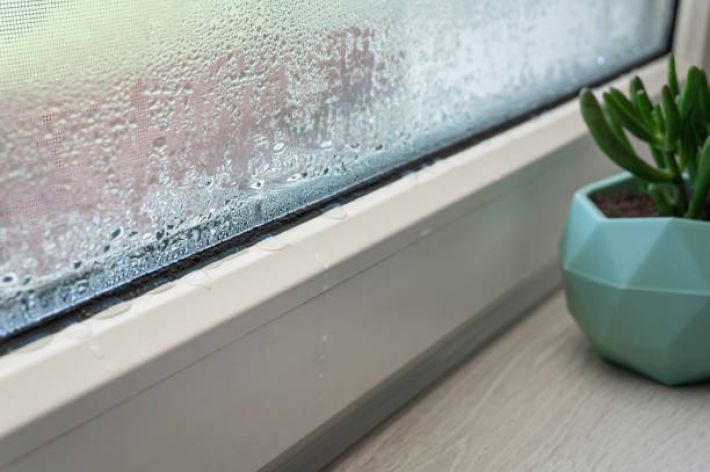 П'ять простих способів запобігти утворенню конденсату на вікнах: це може зробити кожен