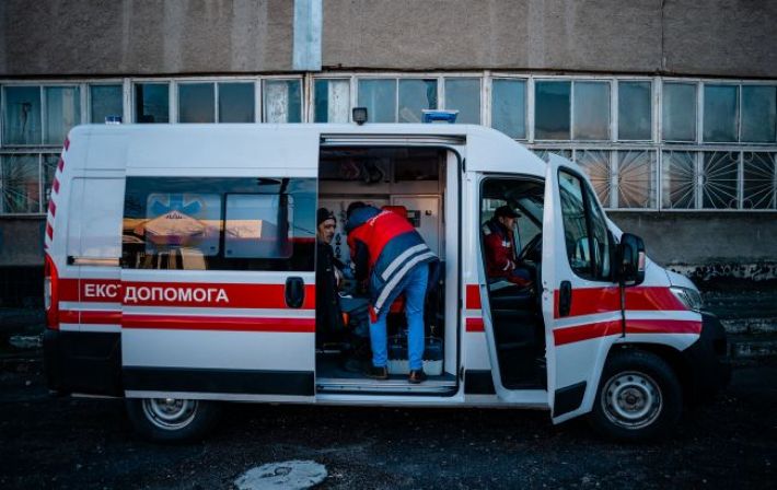 Окупанти з дрона вдарили по автівці "швидкої" у Бериславі (фото)