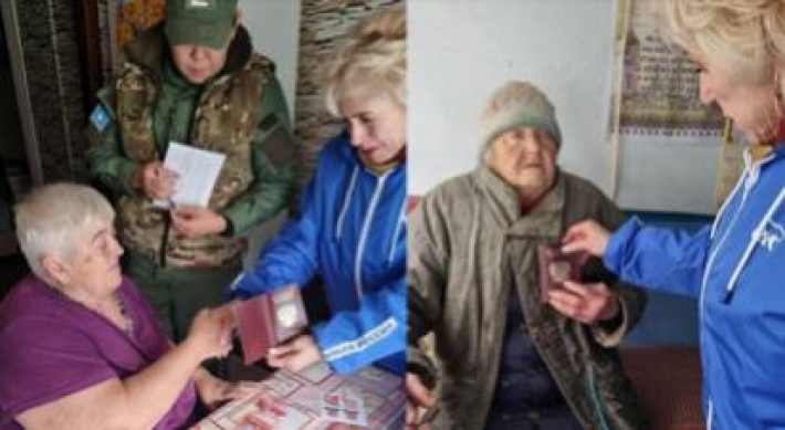 На Запорожской области оккупанты угрожают местным депортацией и приравнивают их к мигрантам из-за отказа брать паспорт рф