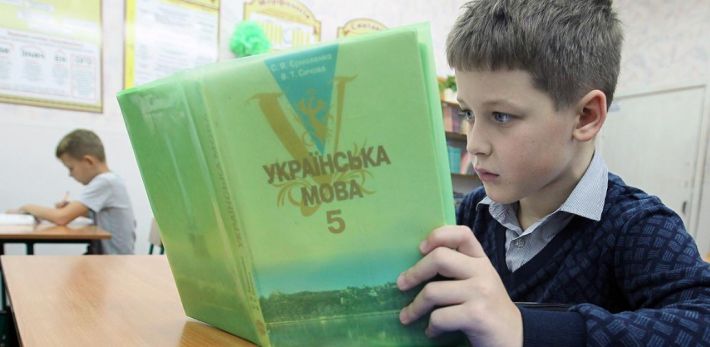 Желающих больше, чем книг - оккупанты в Мелитополе начали новый этап борьбы с украинским языком