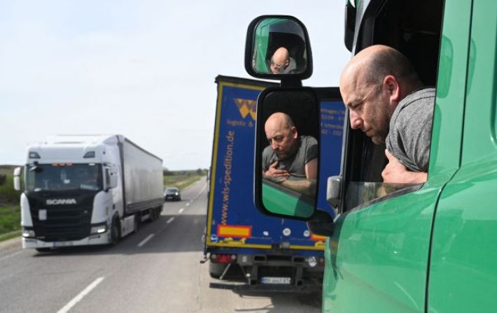 Україна хоче евакуювати водіїв, які застрягли на кордоні з Польщею: як податися