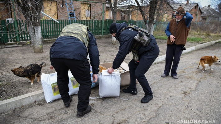Поліцейські Оріхова привезли покинутим тваринам сухий корм (фото)