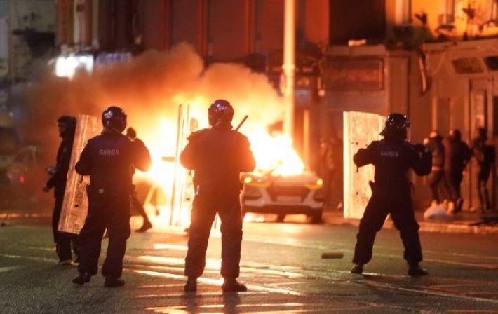 Столица Ирландии погрузилась в беспорядки после случая с нападением на детей (фото)